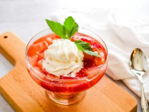 4 класически десерта с вино - delicious wine soaked strawberries with rosemary