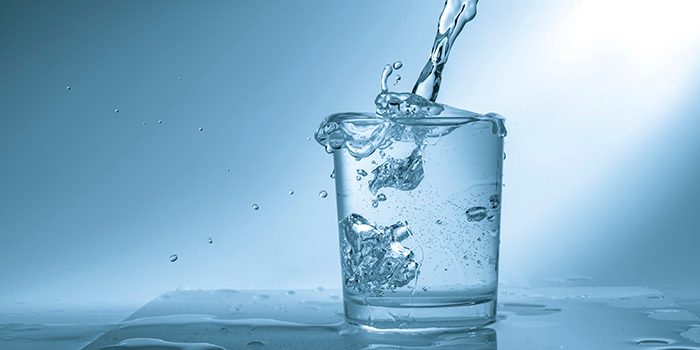 Кога да пием вода - преди, след или по време на хранене - blue glass of water 98f5b6b