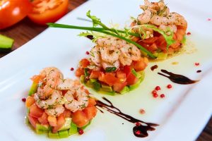 5 диетични салати - festive shrimp tomato avocado salad 1
