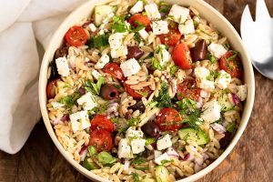 5 рецепти за свеж летен обяд - greek orzo salad with feta cheese