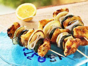 4 рецепти с риба за лека вечеря през летния сезон - greek style grilled zucchini fish skewers 575386