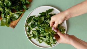 Пресните подправки- кратко ръководство как да ги използвате - healthy herbs to add to diet hero 1440x810 1