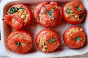 5 леки и вкусни рецепти за летен обяд - quinoa stuffed tomatoes 8 735x490 1