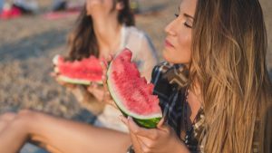 Идеи за здравословно похапване на плажа - what you should eat after a hot day at the beach e1533040774547 1200x675 1