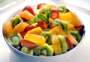 Как е добре да се хранят децата през горещите летни дни - fruit salad 98841227 5848619a5f9b5851e5f87d5c