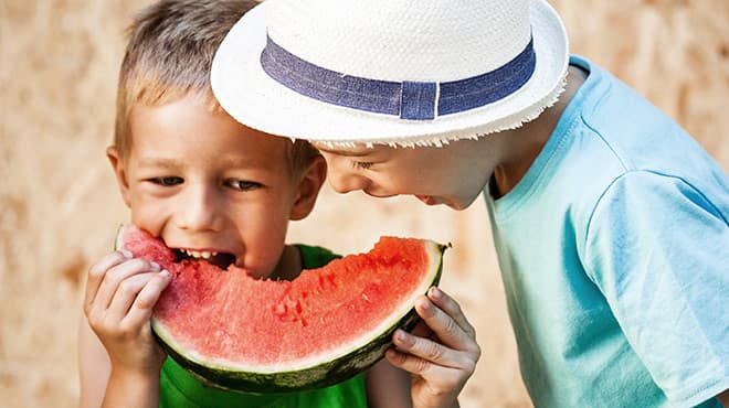 Здравословно хранене при децата - мисията възможна - two children eating watermelon