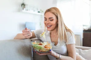 4 мита за храненето - depositphotos 592442640 stock photo healthy lifestyle woman eating salad