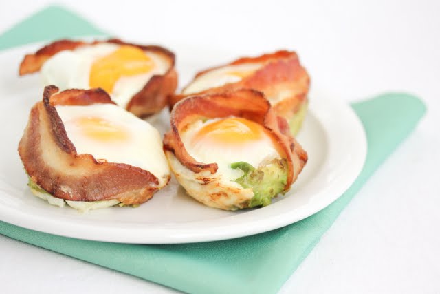 5 рецепти за кето закуска - bacon avocado egg cups 9
