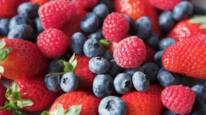 Кои са най-полезните за мозъка храни и напитки - berries 1296x728 header