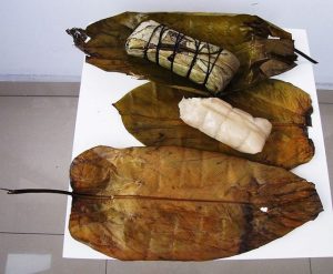 Кои са най-популярните африкански ястия - chikwangue cooked cassava showing detail of popular leaves for wrapping 640x527 1