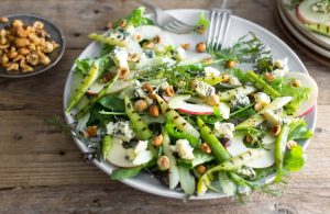 5 рецепти с праз - grilled leek and blue cheese salad with apples celery and hazelnuts 1600x1040 415770c44d74501607730f866b5609c4