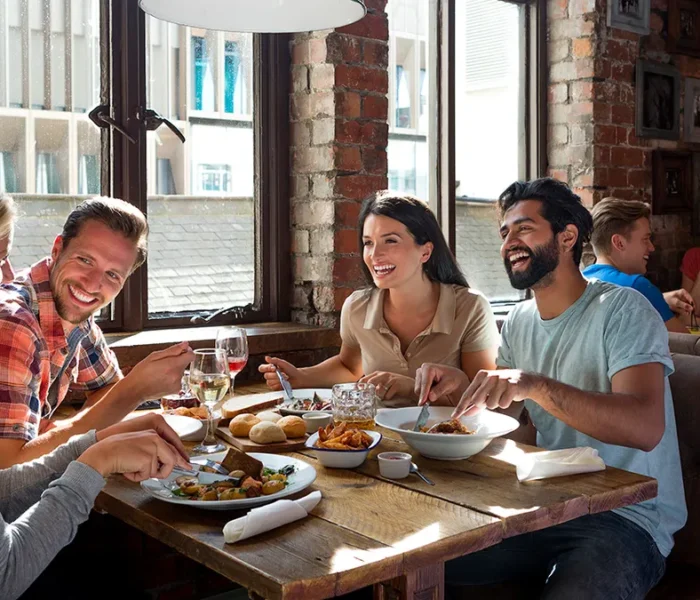 people who eat in a restaurant