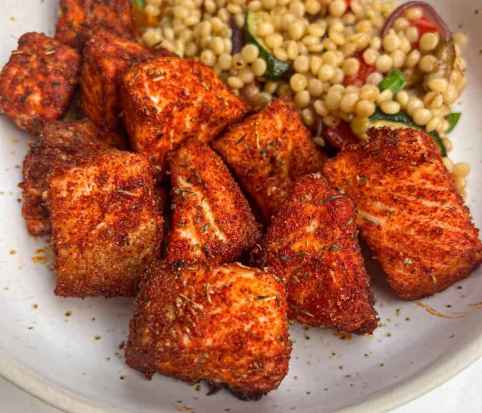 Хрупкави хапки от сьомга с пикантни подправки на фурна