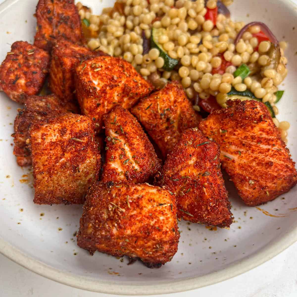 Хрупкави хапки от сьомга с пикантни подправки на фурна 4 Хрупкави хапки от сьомга с пикантни подправки на фурна