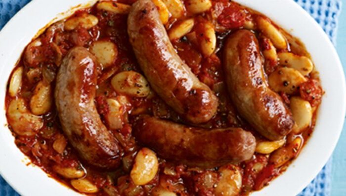 Рецепта за запечени наденички с домати и бял боб